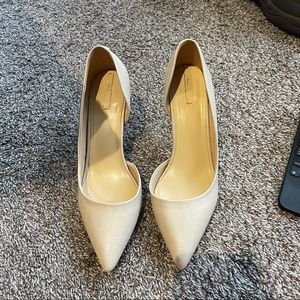 Pointed toe heels